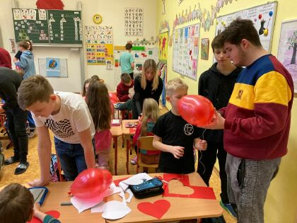 Prvňáčkům pomáhali vyrábět valentýnky jejich patroni