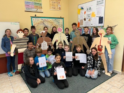 Páťáci z béčka během projektového dne poznávali lidské tělo
