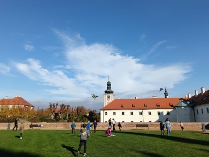 Druháčci s deváťáky pouštěli draky
