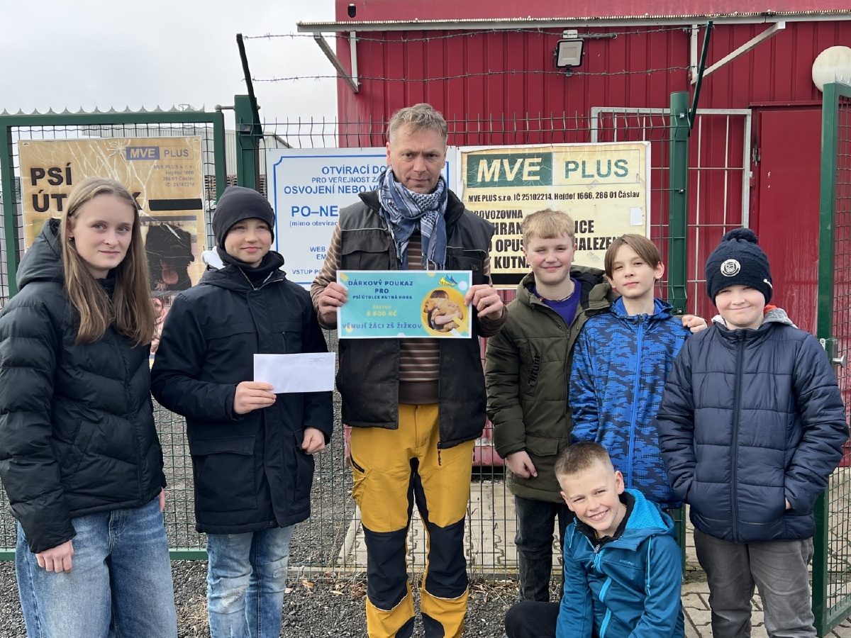 Parlamentáři předali finanční dar pro psí útulek