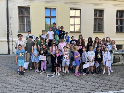 Sportovní dopoledne: Když VII. C baví prvňáčky z céčka